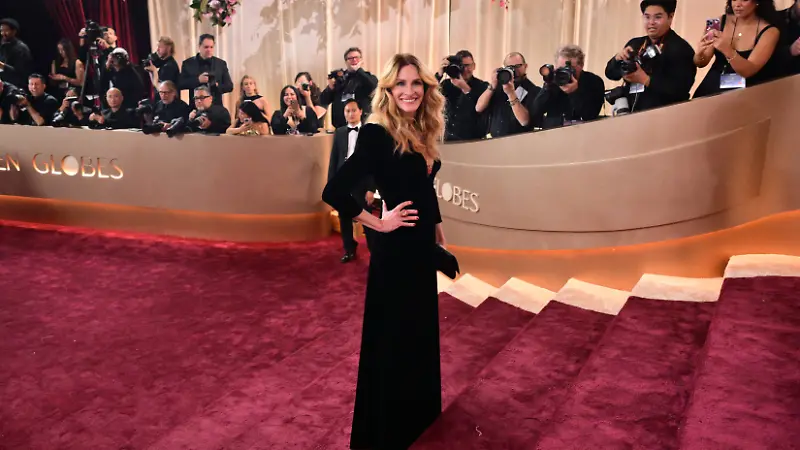 Julia Roberts eligió el negro para desfilar en el encarpetado de los Golden Globes